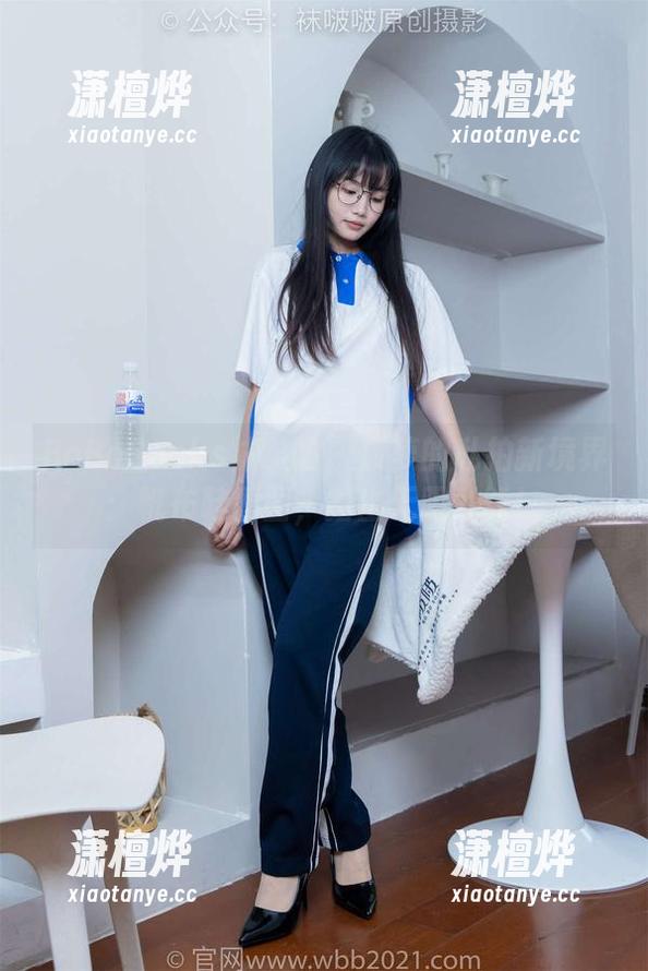 BoBoSocks袜啵啵 - 菠萝的私拍新境界：帆布鞋原图，踏出无限可能！