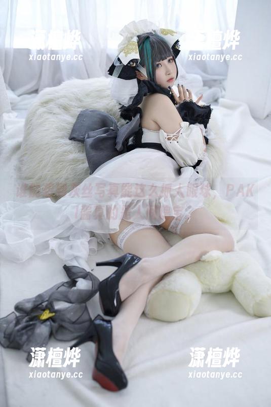 谁能想到灰丝写真能这么抓人眼球，PAKI酱真的是人间瑰宝。