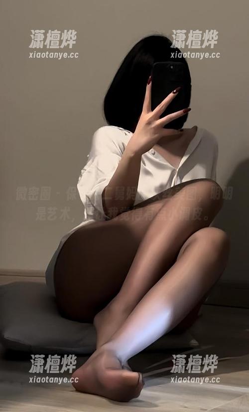保守的二舅妈 微密圈 - 保守的二舅妈的灰丝美图,明明是艺术,却让我觉得有点小调皮。
