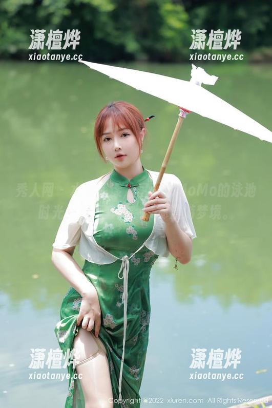 秀人网-伊小七MoMo 秀人网 - 水波荡漾,伊小七MoMo的泳池时光:写真套图,带你漫游梦境。