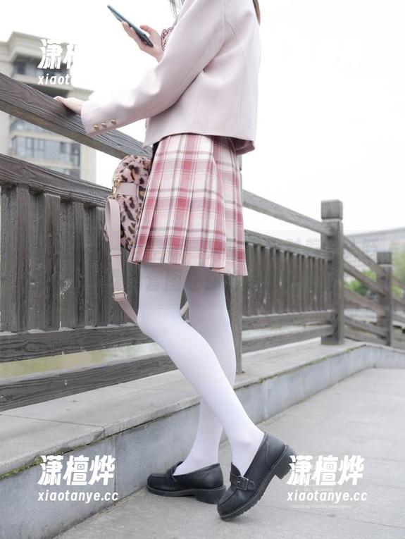 紧急企划-一只喵喵梓 紧急企划 - 当空姐一只喵喵梓对着镜头眨眼睛,免费的套图让你的心情瞬间升空!