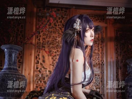 看翎柒菜菜穿网袜的写真：照片里那些让人遐想的瞬间
