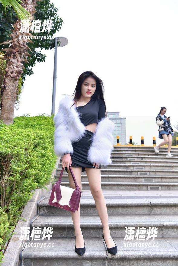 魔镜街拍-婷婷 魔镜街拍 - 照片揭秘:婷婷的黑丝魅力,办公室的日常不再单调!