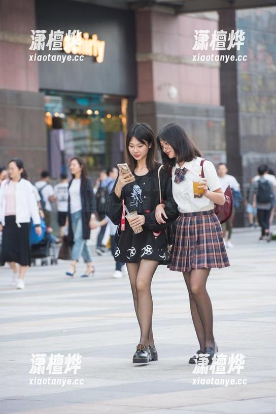 魔镜街拍-萌宝儿 魔镜街拍 - 萌宝儿在商业广场的哈哈镜里,包臀裙肉丝的一瞬间,直击心窝的图包!