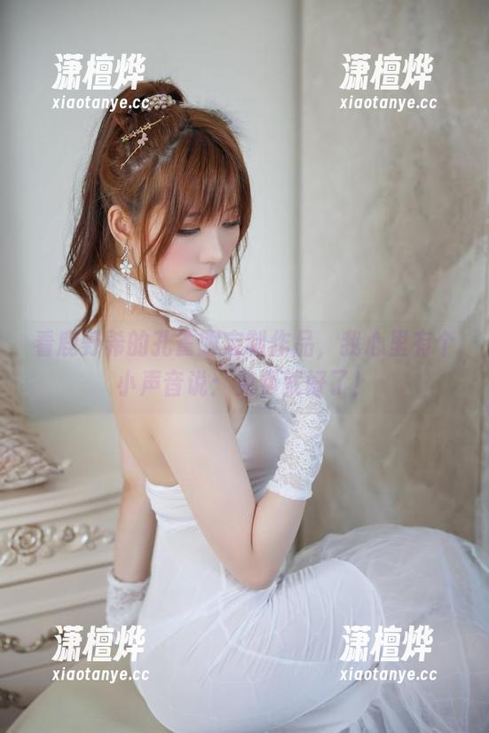 鹿野希 看鹿野希的孔雀服定制作品,我心里有个小声音说:免费就好了!
